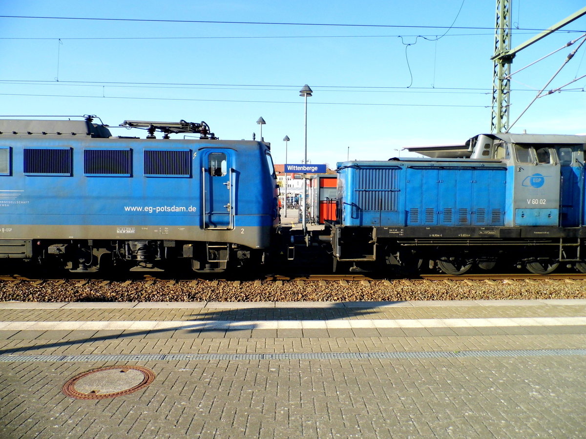 Am 13.10.2018 standen die 140  876-4 und die 345 220-8 von der EGP – Eisenbahngesellschaft Potsdam, im  Hbf  Wittenberge   .