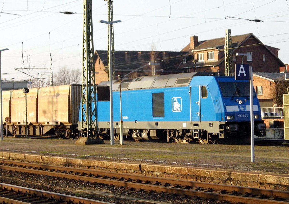 Am 13.12.2016 kam die 285 102-4 von der Press aus Richtung Niedergörne nach Stendal und fuhr weiter in Richtung Berlin .