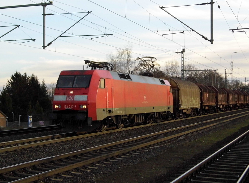 Am 14.01.2015 kam die 152 047-7 von der DB aus Richtung Magdeburg nach Niederndodeleben und fuhr weiter in Richtung Braunschweig .