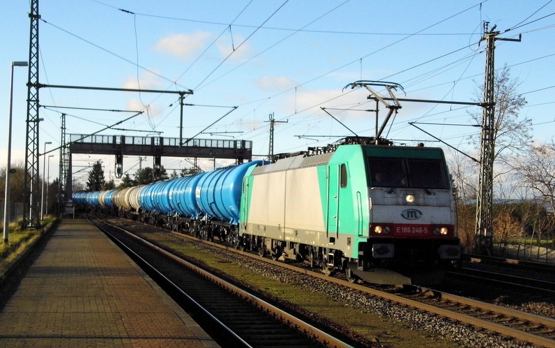 Am 14.01.2015 kam die E 186 246-5 von der ITL aus Richtung Braunschweig nach Niederndodeleben und fuhr weiter in Richtung Magdeburg .