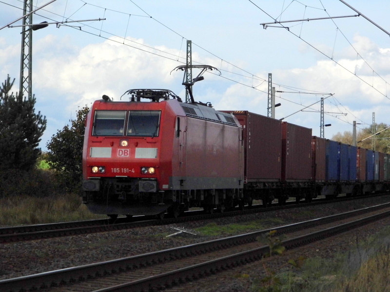 Am 14.10.2014 kam die 185 191-4 von der DB aus Richtung Stendal und fuhr weiter in Richtung Magdeburg .