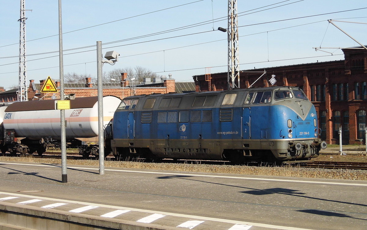 Am 15.02.2019 Rangierfahrt von 221 136-5 von der EGP – Eisenbahngesellschaft Potsdam, im Hbf Wittenberge .