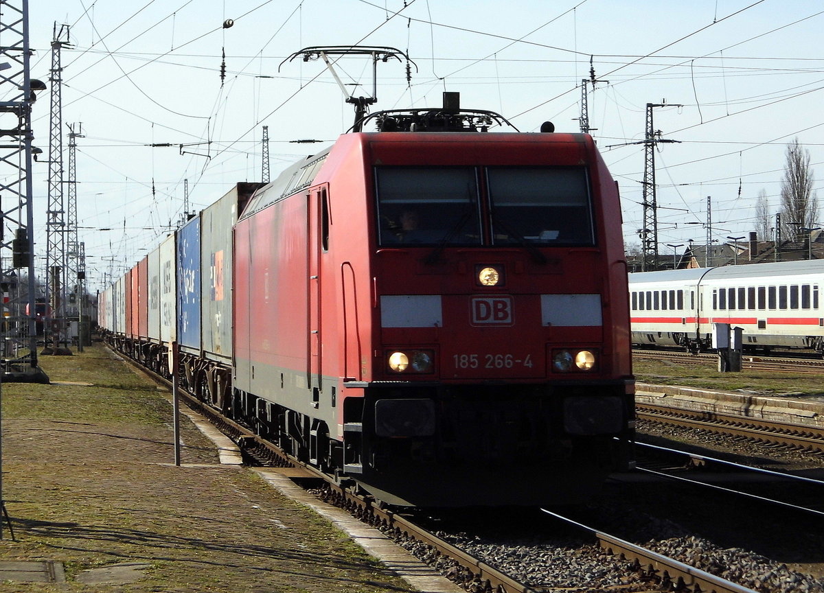 Am 15.03.2017 kam die 185 266-4 von der DB Schenker Rail Deutschland AG, aus Richtung Wittenberge nach Stendal und fuhr weiter in Richtung Magdeburg .