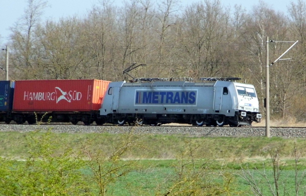 Am 15.04.2015 kam die 386 015-2 von der METRANS aus Richtung Wittenberge und fuhr weiter in Richtung Stendal.