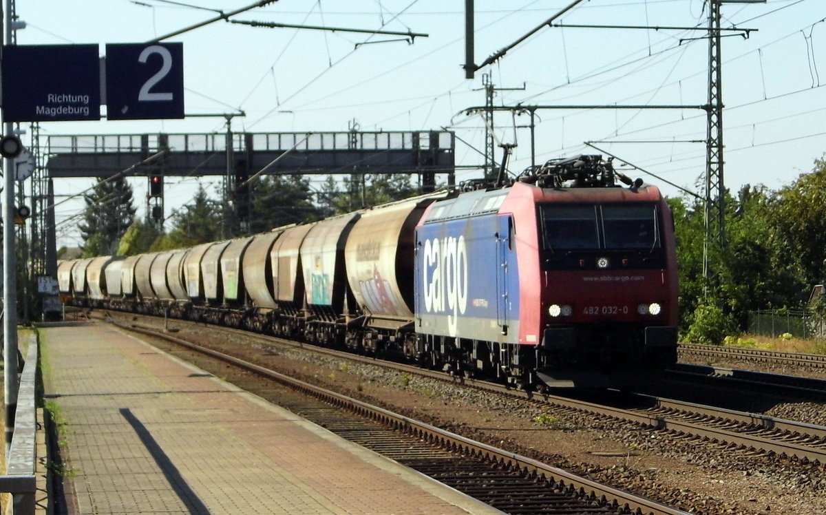 Am 15.09.2016 kam die 482 032-0 von der HSL Logistik (SBB Cargo) aus Richtung Braunschweig nach Niederndodeleben und fuhr weiter in Richtung Magdeburg .
