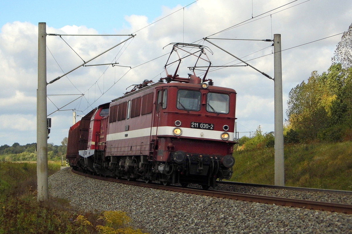 Am 15.09.2017 kam  die 211 030-2 von der  EGP - Eisenbahngesellschaft Potsdam mbH, aus Richtung Wittenberge und fuhr weiter in Richtung Stendal.