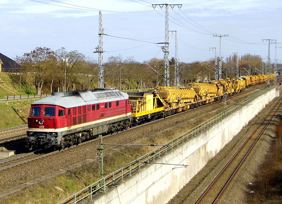 Am 16.03.2017 kam die 232 550-4  von der  DGT - Deutsche Gleis- und Tiefbau GmbH,  aus Richtung Stendal und fuhr weiter in Richtung Salzwedel .