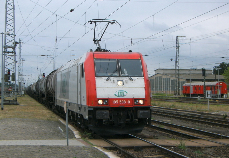 Am 16.06.2014 kam die 185 598-0 von der ITL aus Richtung Salzwedel nach Stendal und fuhr weiter in Richtung Magdeburg.