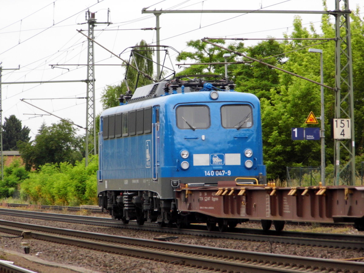 Am 16.06.2016 kam die 140 047-9 von   METRANS   (Press)  aus Richtung Magdeburg nach Niederndodeleben und fuhr weiter in Richtung Braunschweig .