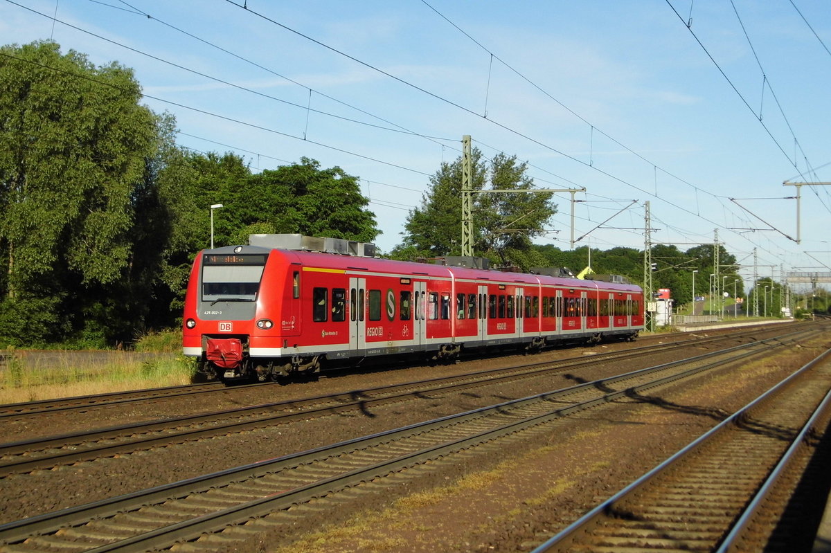 Am 16.06.2016 kam die 425 002-3   aus Richtung Braunschweig nach Niederndodeleben und fuhr weiter in Richtung Magdeburg .