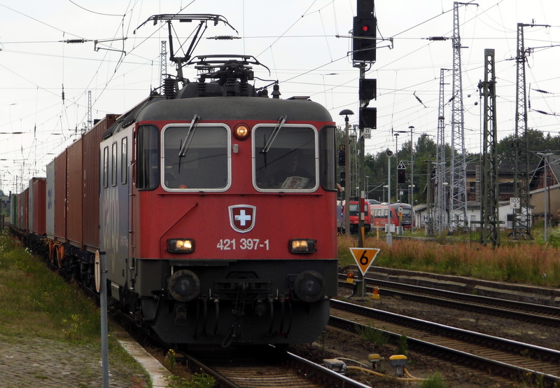 Am 16.07.2014 kam die 421 397-1 von der SBB Cargo aus Richtung Wittenberge nach Stendal und fuhr weiter in Richtung Magdeburg .