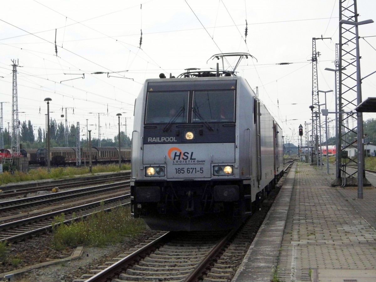 Am 16.08.2015 standen  die 185 671-5 von der HSL (Railpool) und die 482 034-6 von der    HSL ( SBB Cargo) in Stendal .