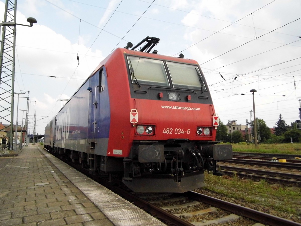 Am 16.08.2015 standen die 185 671-5 von der HSL (Railpool) und die 482 034-6 von der HSL ( SBB Cargo) in Stendal .