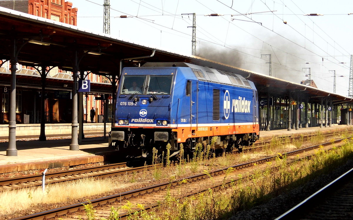 Am 16.08.2018 kam die 076 109-2 von Raildox aus Richtung Magdeburg nach Stendal und fuhr nach Niedergörne .