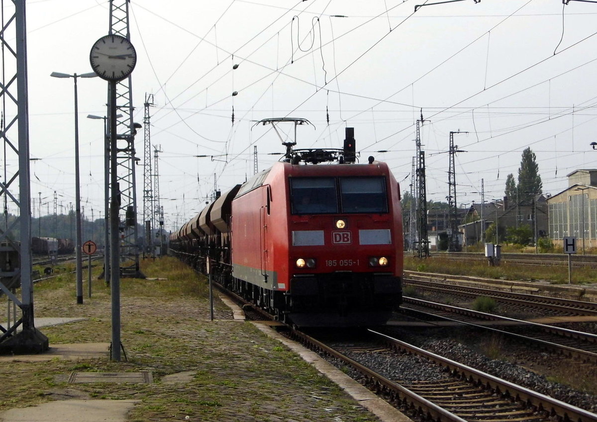 Am 16.09.2016 kam die 185 055-1 von der DB Cargo  aus Richtung Salzwedel nach Stendal und fuhr weiter in Richtung Magdeburg.