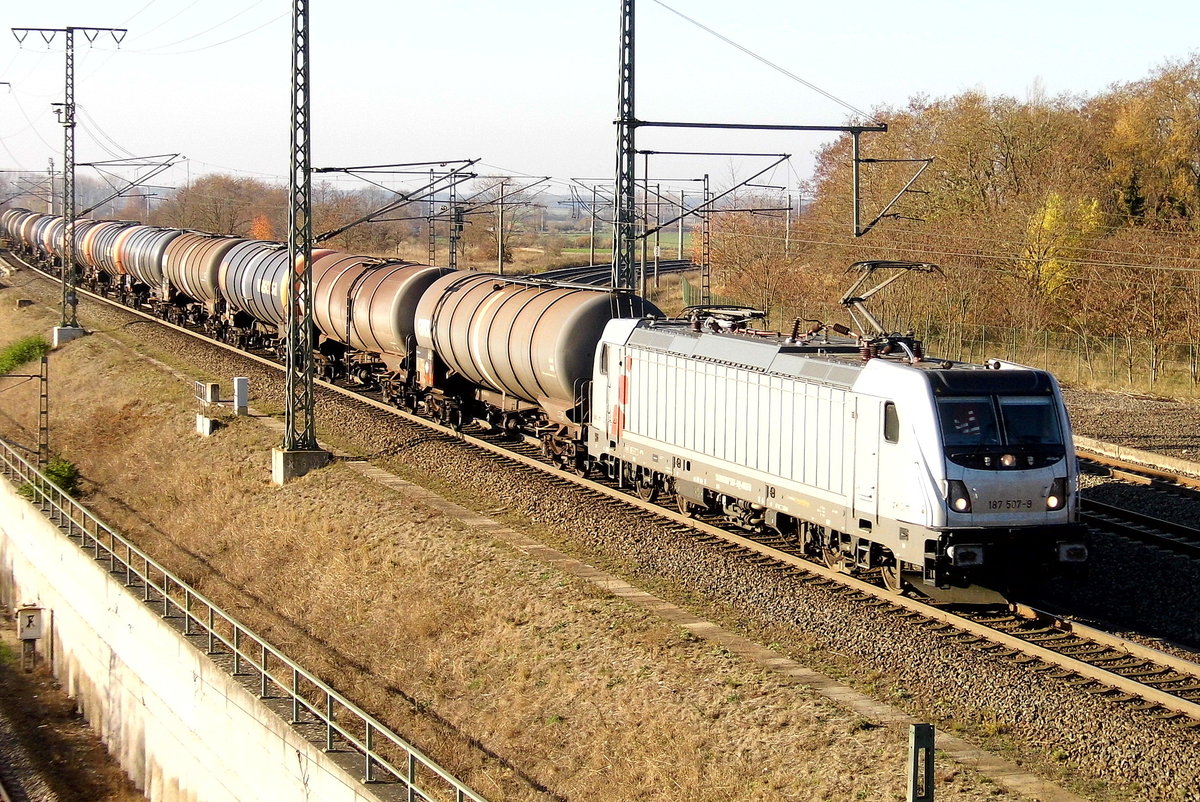Am 16.11.2018 kam die 187 507-9 von der CTL Logistics GmbH,  aus Richtung Salzwedel und fuhr weiter in Richtung Stendal.