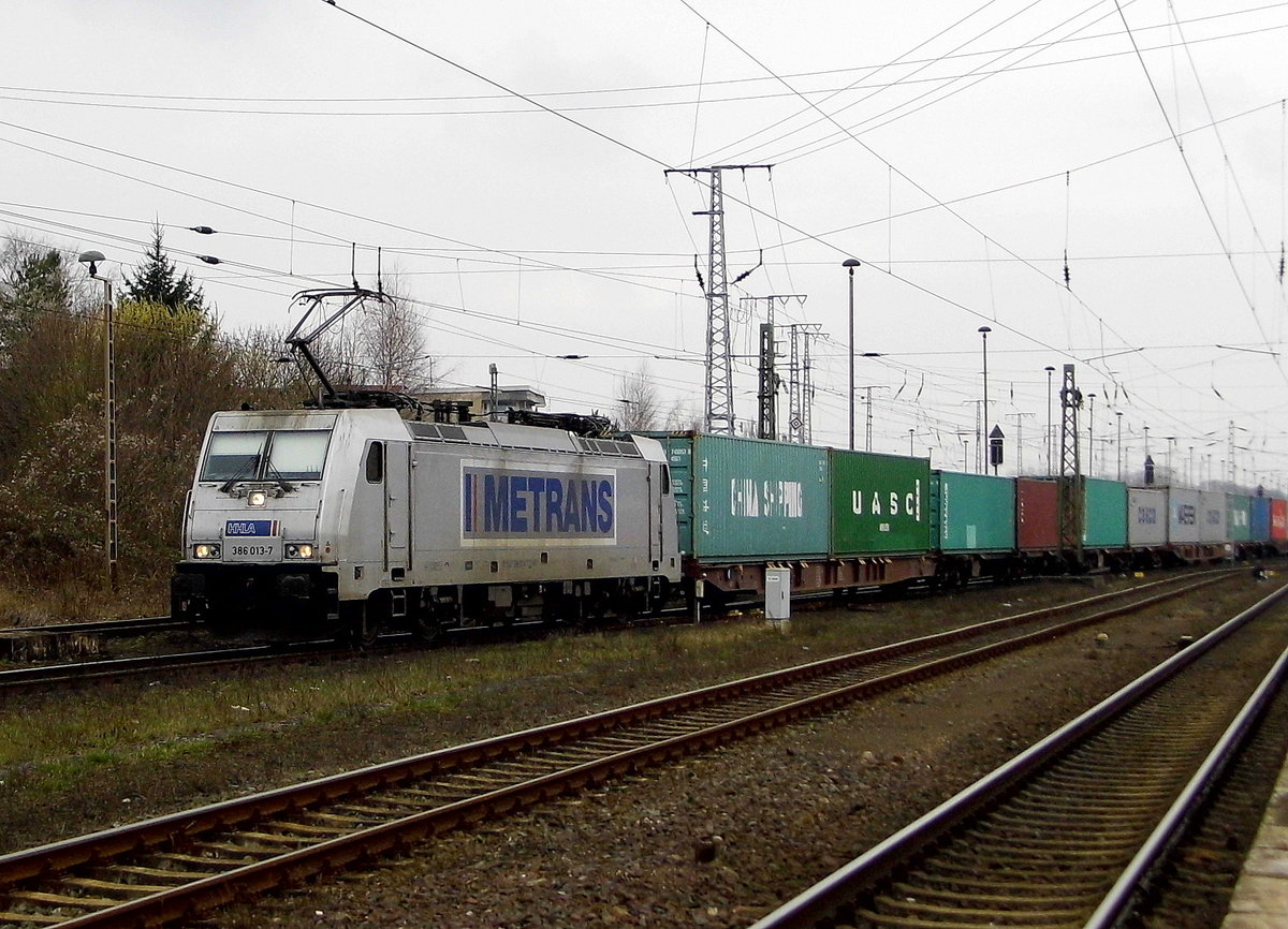 Am 17.03.2017 kam die 386 013-7 von METRANS  aus Richtung Salzwedel nach Stendal und fuhr weiter in Richtung Magdeburg .