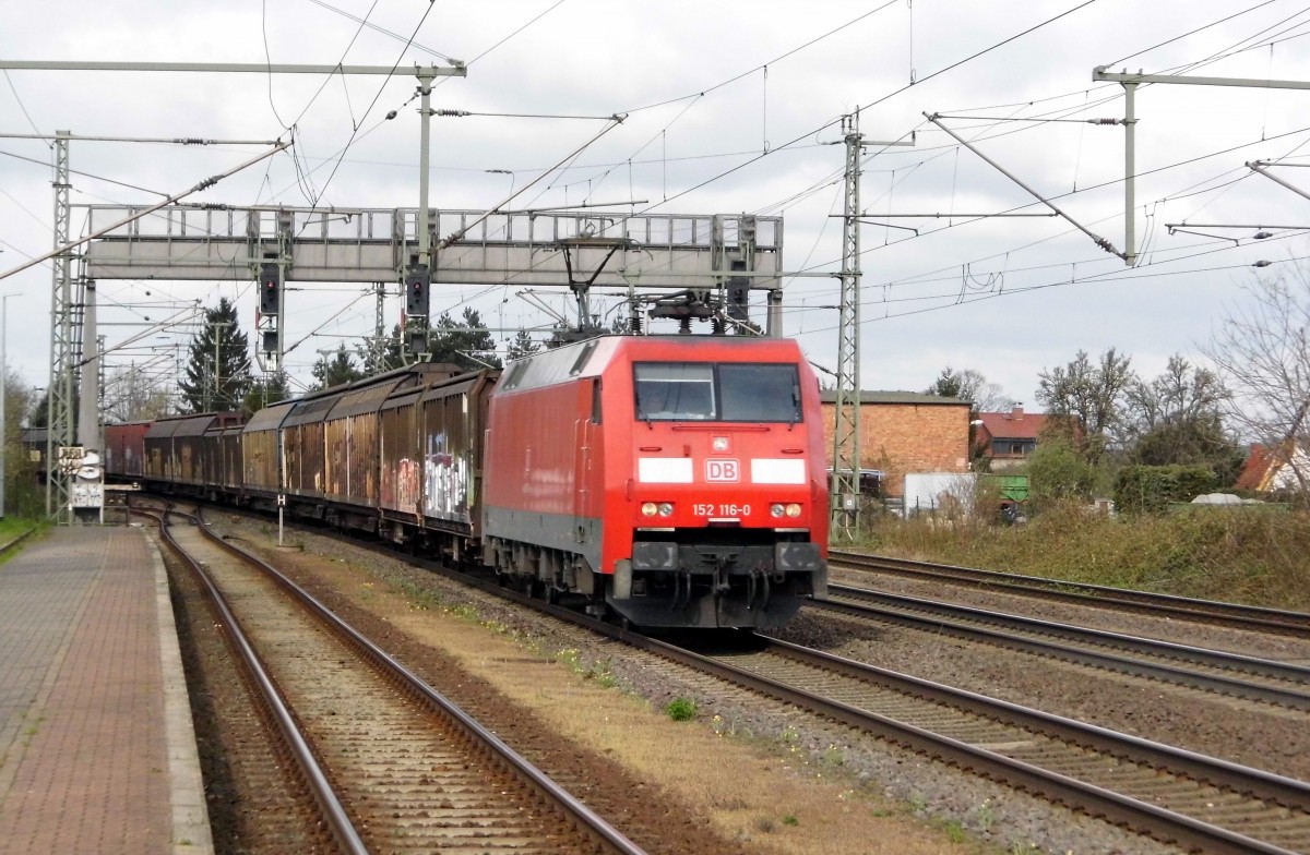 Am 17.04.2015 kam die 152 110-0 von der DB aus Richtung Braunschweig nach Niederndodeleben und fuhr weiter in Richtung Magdeburg .