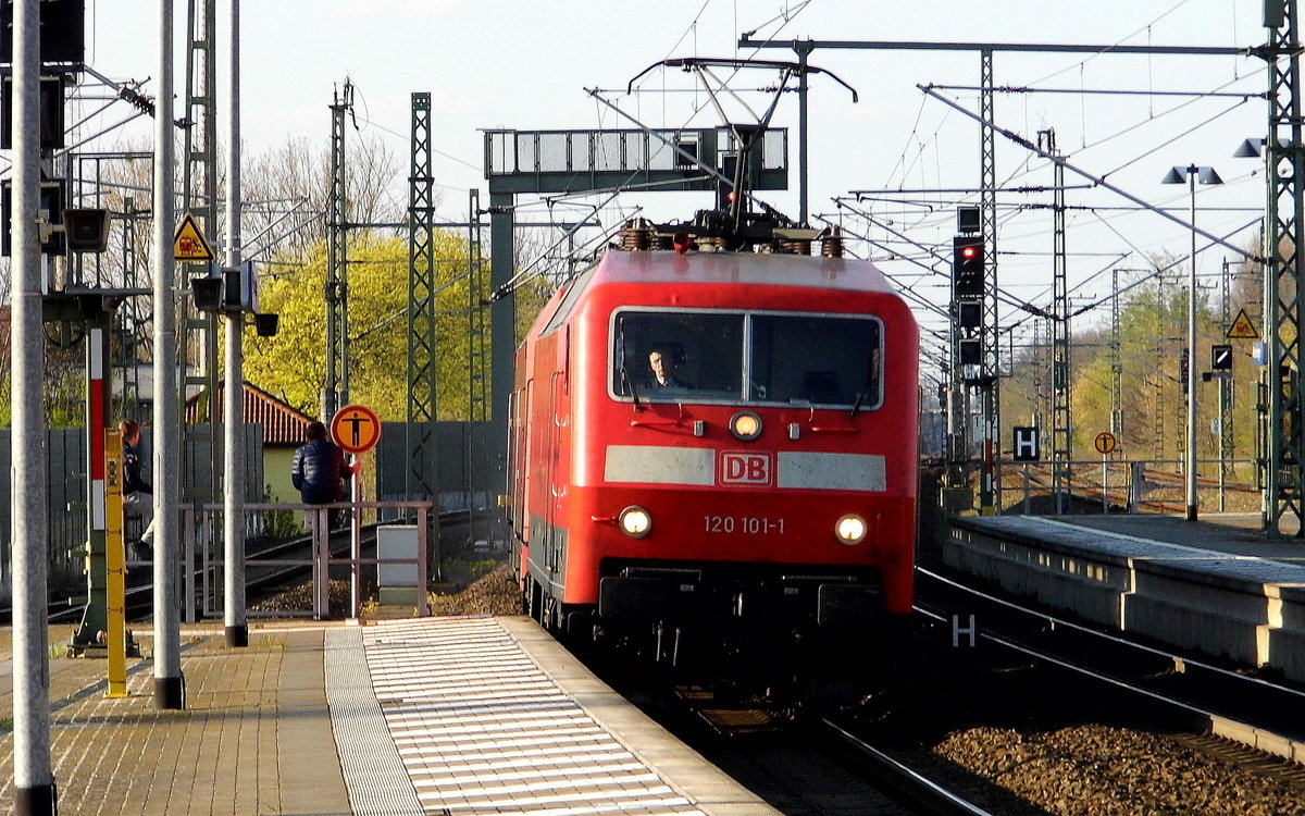 Am 17.04.2019 kam die 120 101-1 von DB  aus Richtung Hamburg nach Wittenberge und fuhr weiter in Richtung Berlin .
