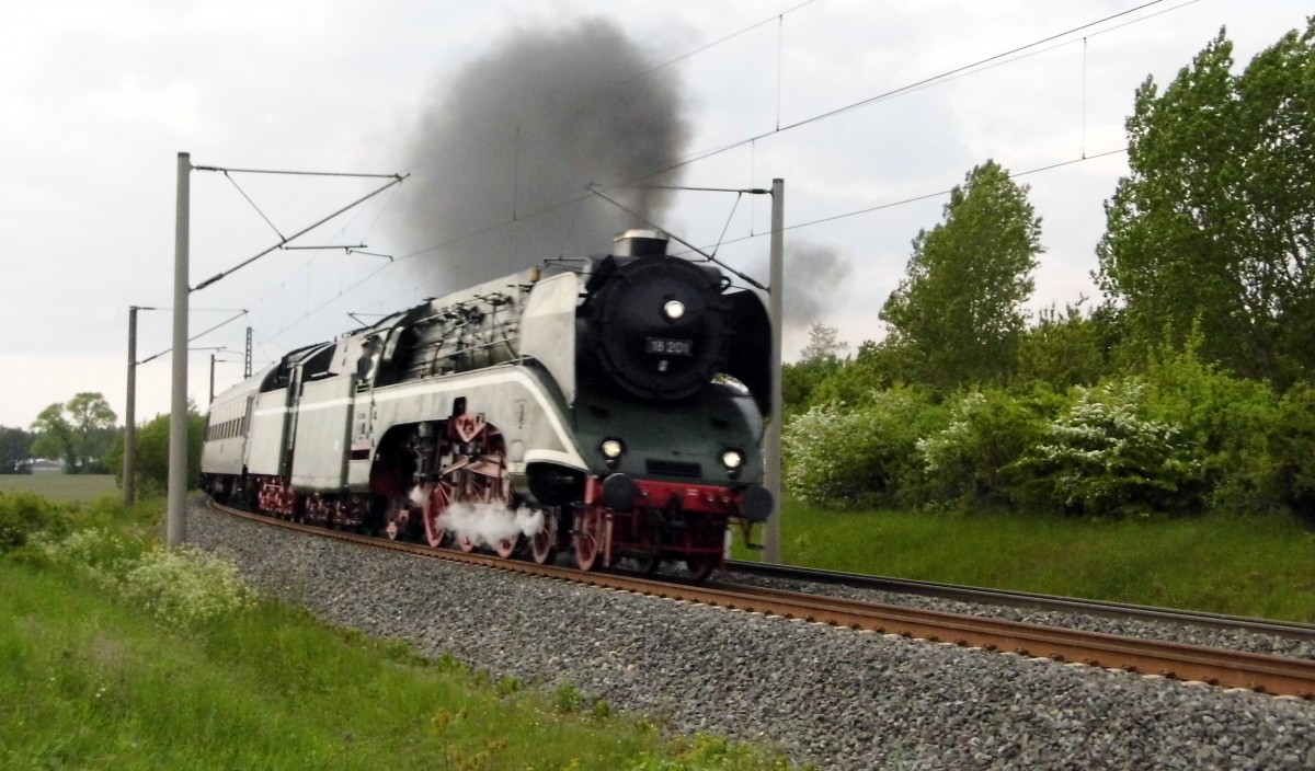 Am 17.05.2015 kam die 18 201 aus Richtung Wittenberge und fuhr weiter in Richtung Stendal .