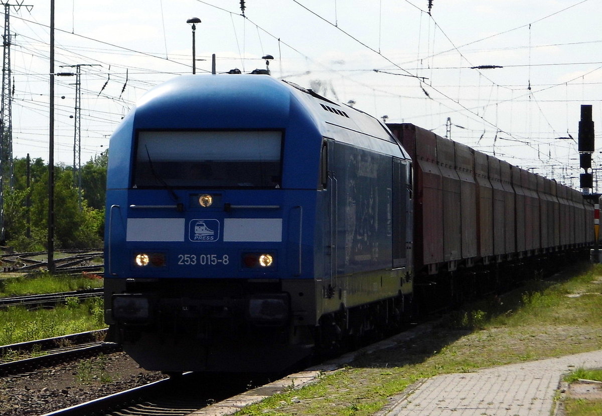 Am 17.05.2017 kam die 253 015-8 von der PRESS   aus Richtung Niedergörne nach Stendal und fuhr weiter in Richtung Magdeburg .