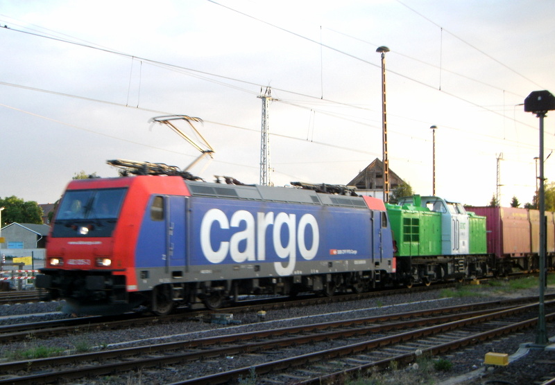 Am 17.06.2014 kam die 482 035-3 von der SBB Cargo aus der Richtung Wittenberge nach Stendal und fuhr den mit der 202 287-9 von der ECCO -STEG  nach Magdeburg . 