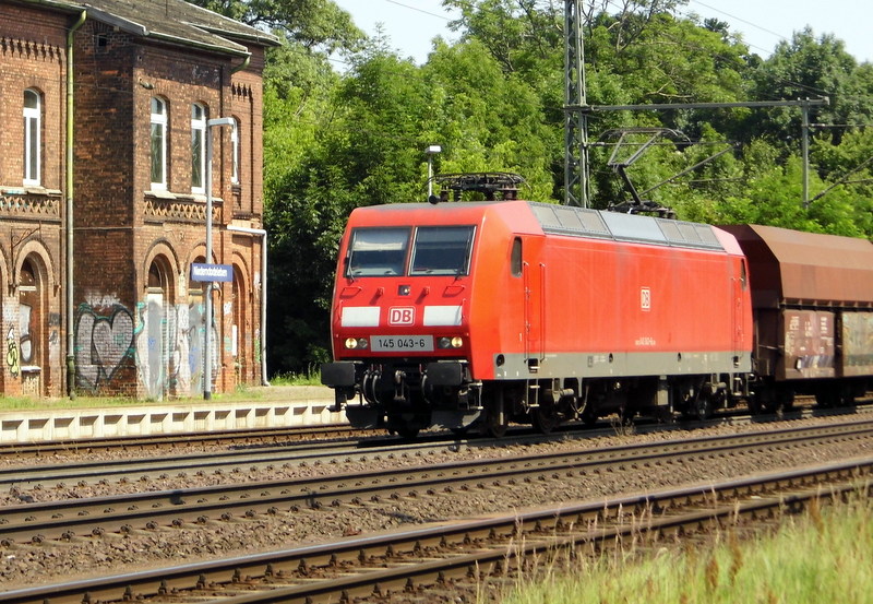 Am 17.07.2014 kam die 145 043-6 von der DB aus Richtung Magdeburg nach Niederndodeleben und fuhr weiter in Richtung Braunschweig .