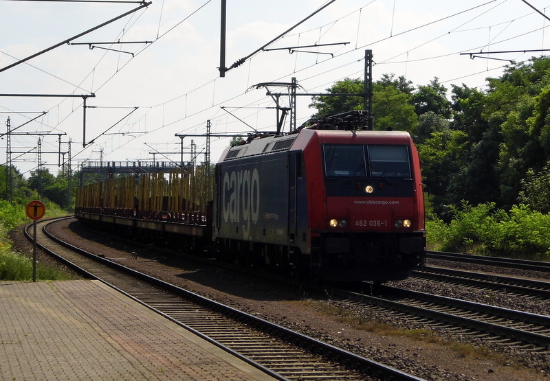 Am 17.07.2014 kam die 482 036-1 von der SBB Cargo aus Richtung Magdeburg nach Niederndodeleben und fuhr weiter in Richtung Braunschweig .