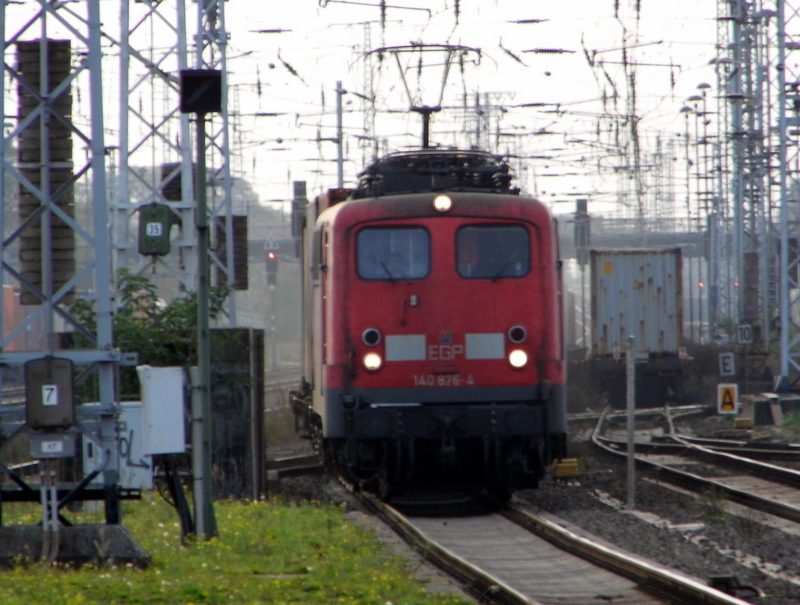 Am 17.10.2014 kam die 140 876-4 von der EGP in neuer Lackierung aus Richtung Salzwedel nach Stendal und fuhr weiter in Richtung Magdeburg .