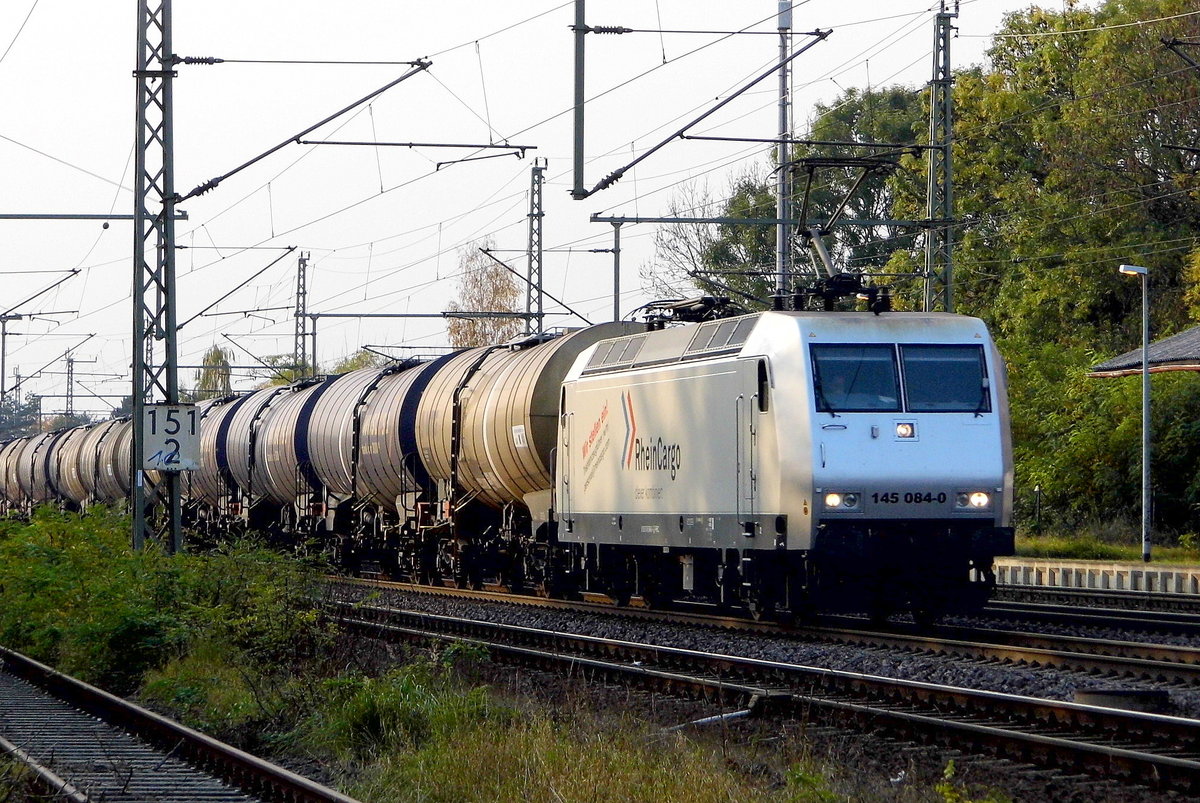Am 17.10.2017 kam die 145 084-0 von der  RheinCargo GmbH & Co. KG aus Richtung Braunschweig nach Niederndodeleben und fuhr weiter in Richtung Magdeburg .