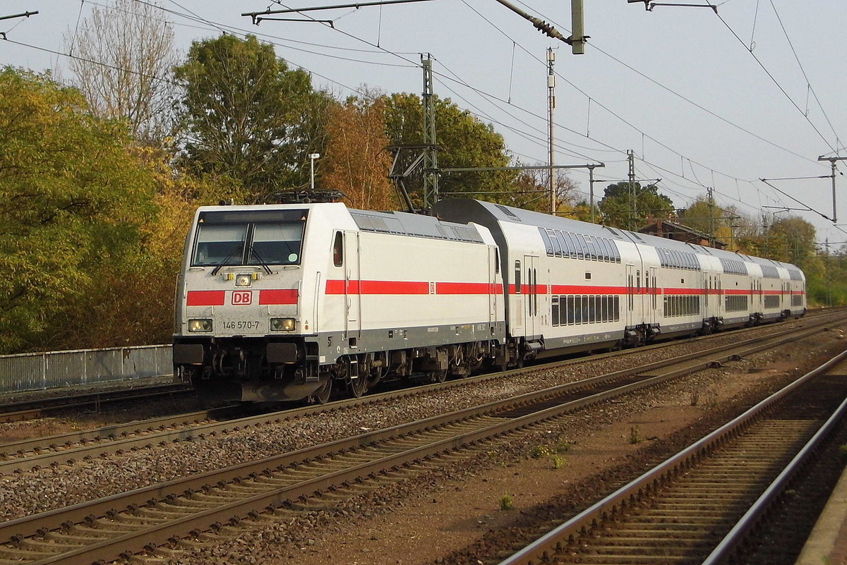 Am 17.10.2017 kam die 146 570-7 von    DB Fernverkehr AG, aus Richtung Magdeburg nach Niederndodeleben und fuhr weiter in Richtung Braunschweig .
