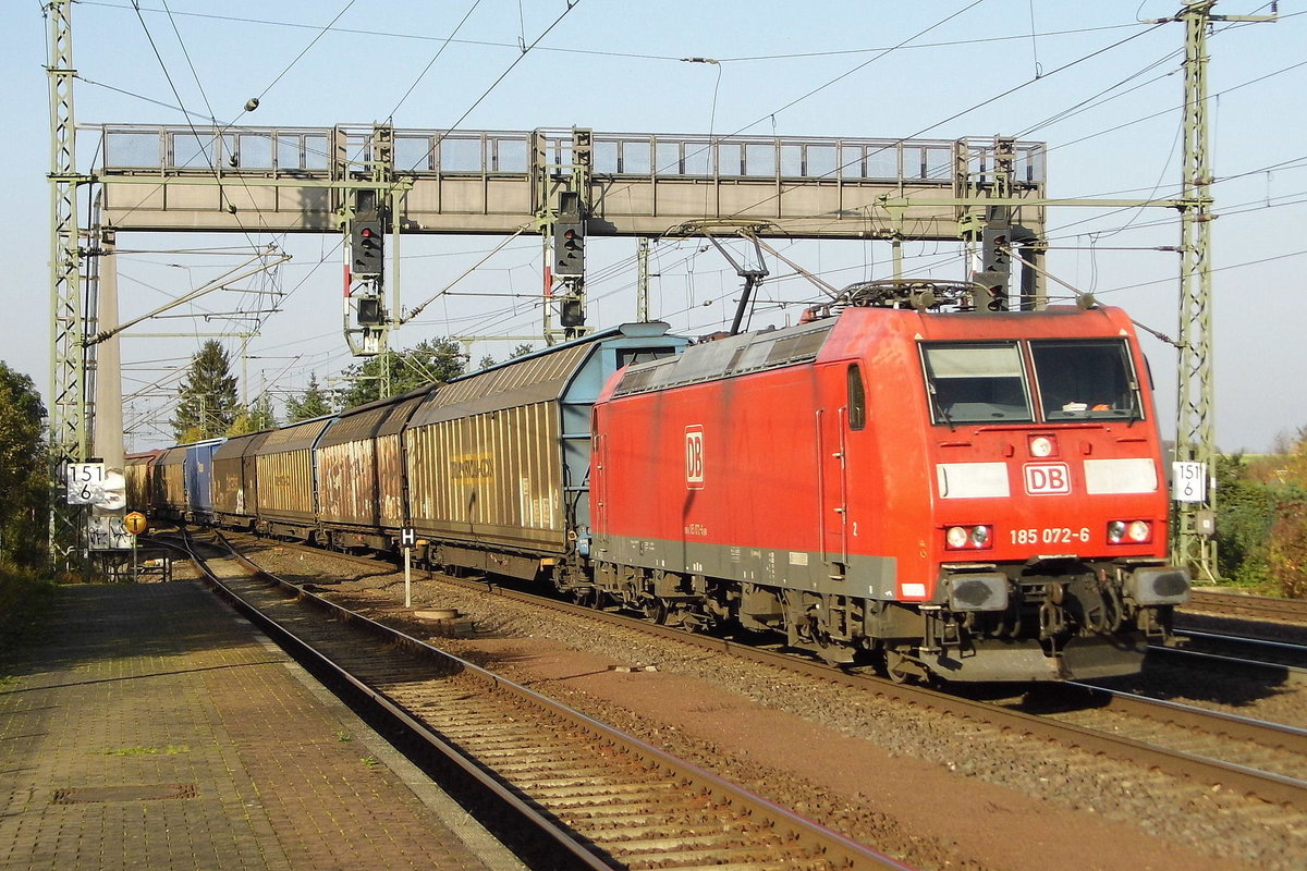 Am 17.10.2017 kam die 185 072-6 von   DB Cargo Deutschland AG,  aus Richtung Braunschweig nach Niederndodeleben und fuhr weiter in Richtung Magdeburg .