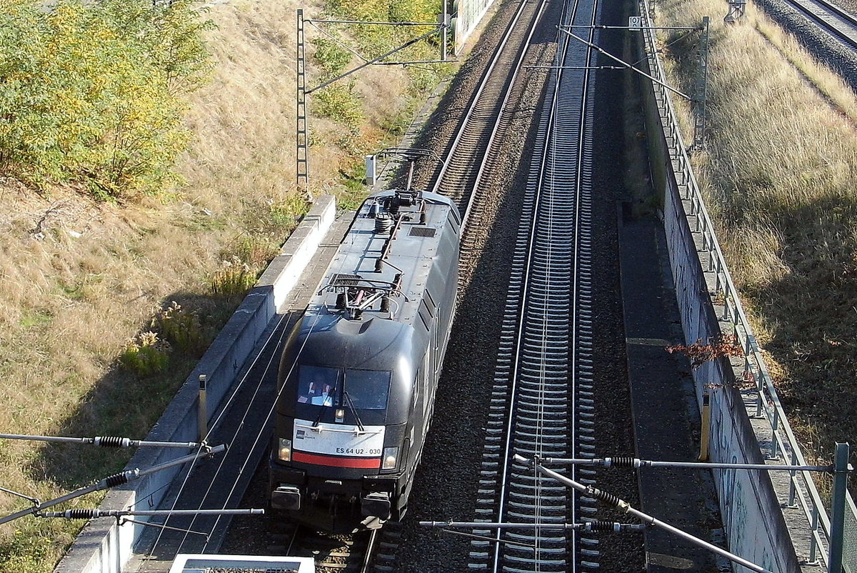 Am 17.10.2018 fuhr die  182 530-6 von der  MRB - Mitteldeutsche Regiobahn ( MRCE Dispolok) von Stendal in Richtung Braunschweig.