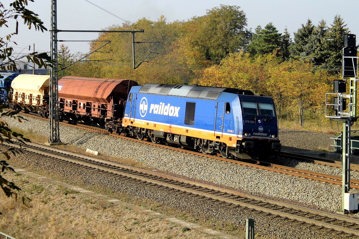 Am 17.10.2018 kam die  076 109-2 von Raildox aus Richtung Wittenberge und fuhr weiter nach Stendal .