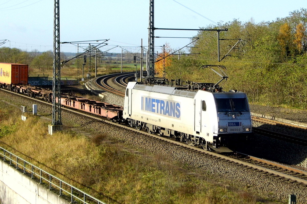 Am 17.11.2017 kam die  386 010-3 von METRANS  aus Richtung Salzwedel nach Stendal .
