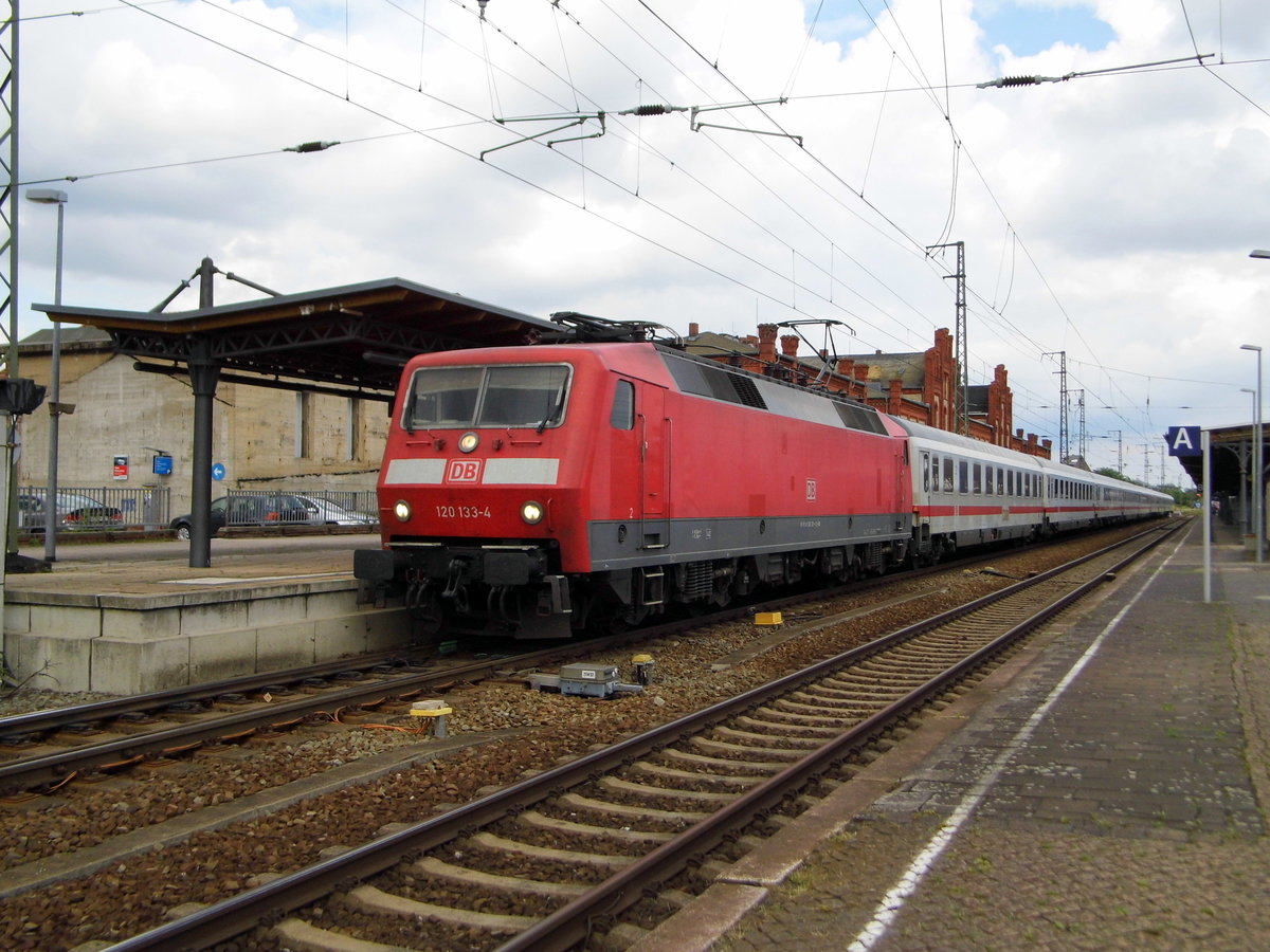 Am 18.06.2016 kam die 120 133-4 von der DB aus Richtung Berlin nach Stendal und fuhr weiter in Richtung Hannover .