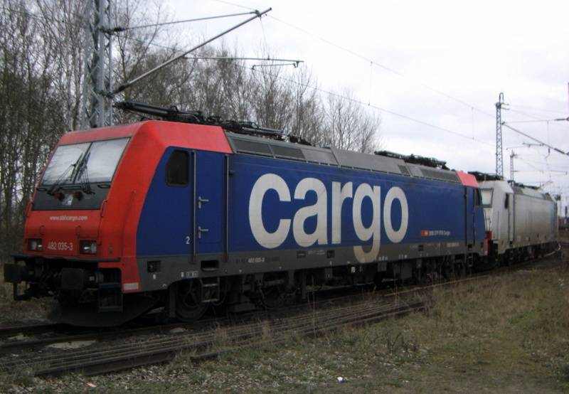 Am 19.03.2014 waren die 482 035-3 von der SBB cargo und die  E 186 136 von  Railpool bei Bostel bei Stendal abstellte .