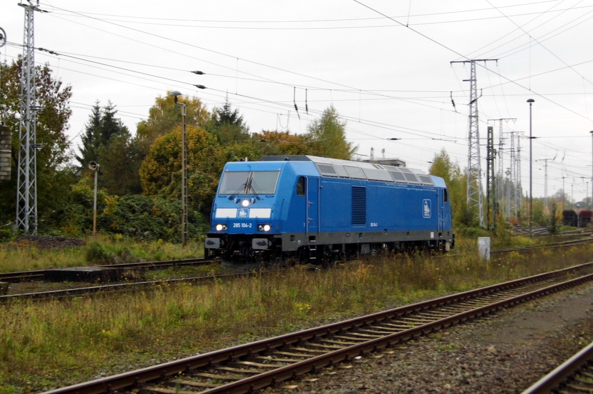 Am 20.10.2015 Rangierfahrt von der 285 104-2 von der Press (BTK) in Stendal .