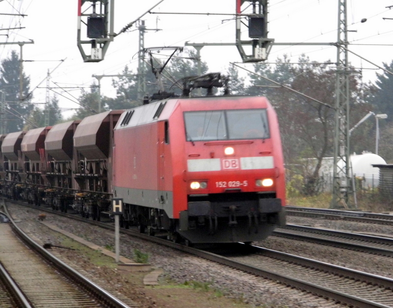 Am 20.11.2014 kam die 152 029-5 von der DB aus Richtung Braunschweig nach Niederndodeleben und fuhr weiter in Richtung Magdeburg .