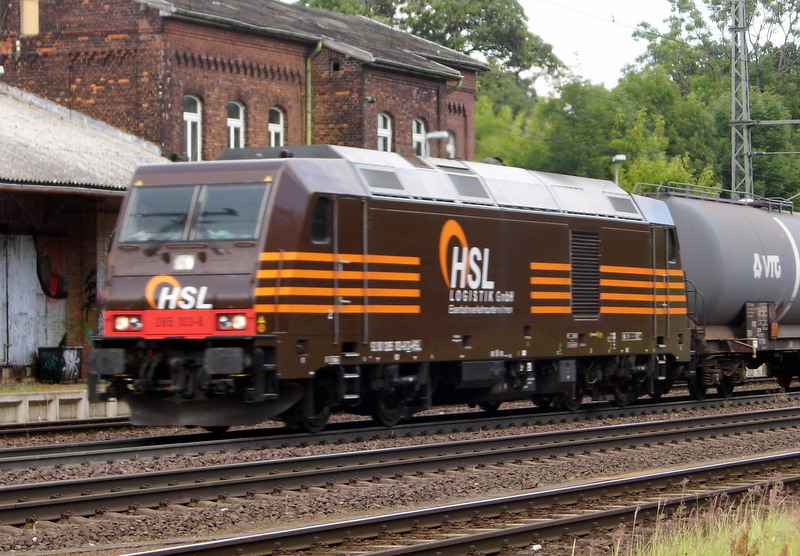 Am 2.07.2014 kam die 285 103-8 von der HSL aus Richtung Magdeburg nach Niederndodeleben und fuhr weiter in Richtung Braunschweig .