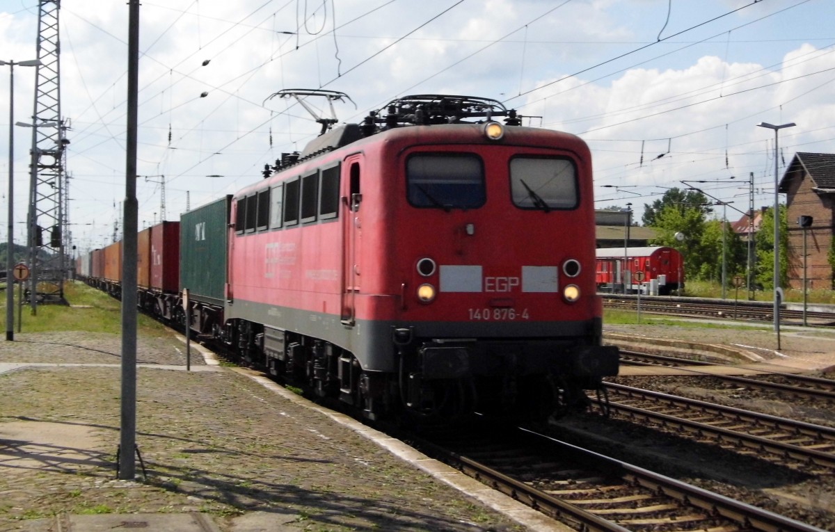 Am 21.07.2015 kam die 140 876-4 von der EGP aus Richtung  Salzwedel nach Stendal und fuhr weiter in Richtung Magdeburg .