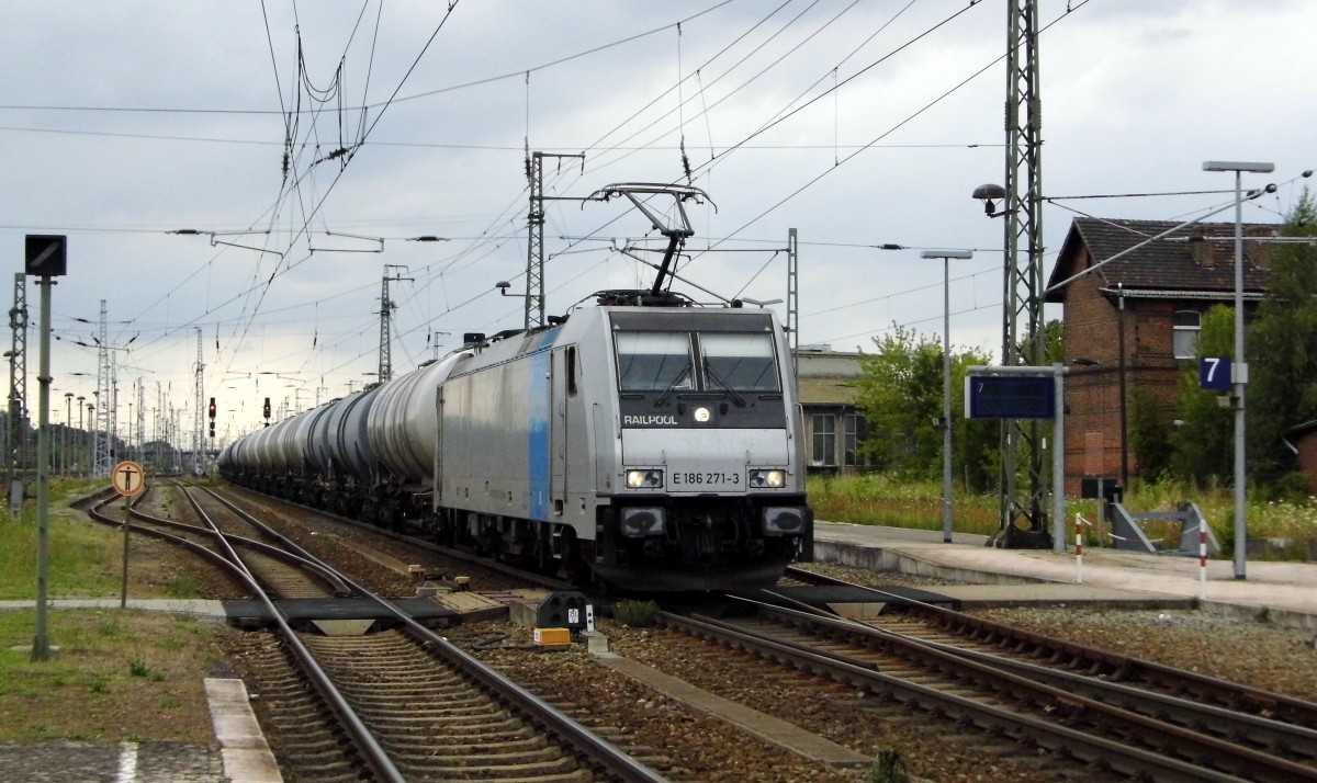Am 21.07.2015 kam die E 186 271-3 von der HSL ( SBB Cargo) aus Richtung Hannover nach Stendal und fuhr weiter in Richtung Berlin .