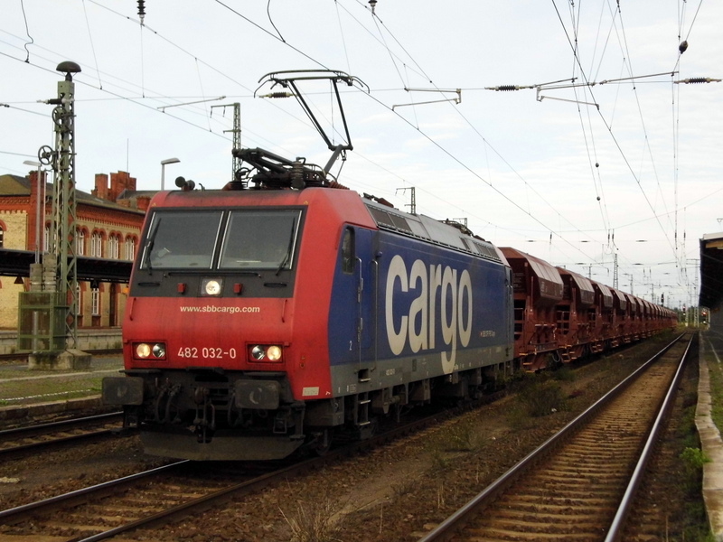 Am 21.09.2014 kam die 482 032-0 von derHSL Logistik GmbH,  (SBB Cargo) aus Richtung Magdeburg nach Stendal und fuhr weiter in Richtung Salzwedel 