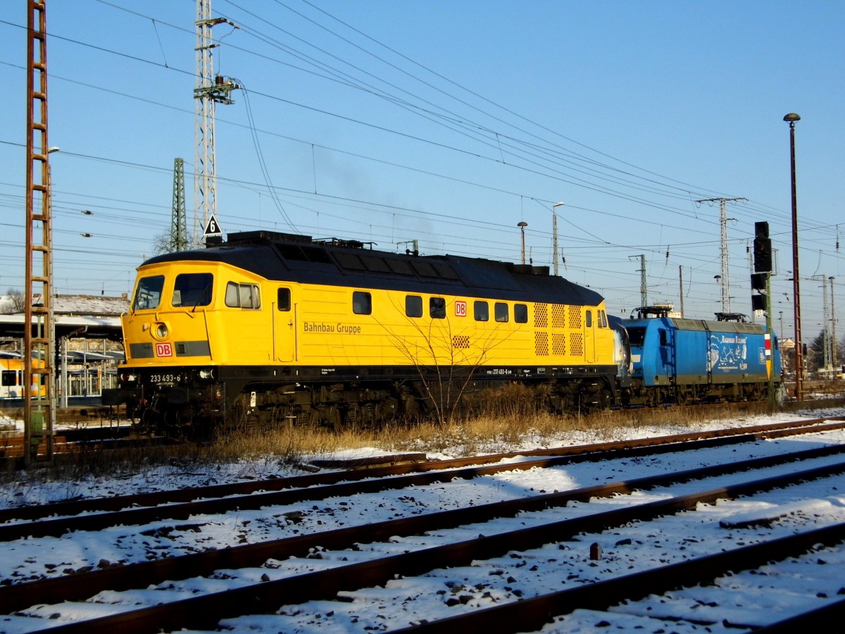 Am 22.01.2016 kam die 233 493-6 von der Bahnbau Gruppe  aus Richtung Berlin nach Stendal und fuhr weiter in Richtung Magdeburg .