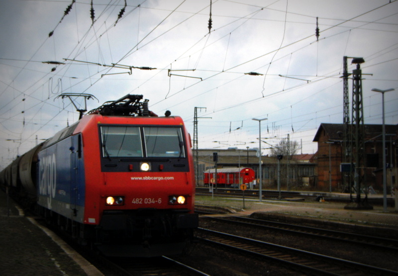 Am 22.05.2014 kam die  482 034-6 von der SBB cargo aus der Richtung  Wittenberge  nach Stendal und fuhr weiter in Richtung   Magdeburg .