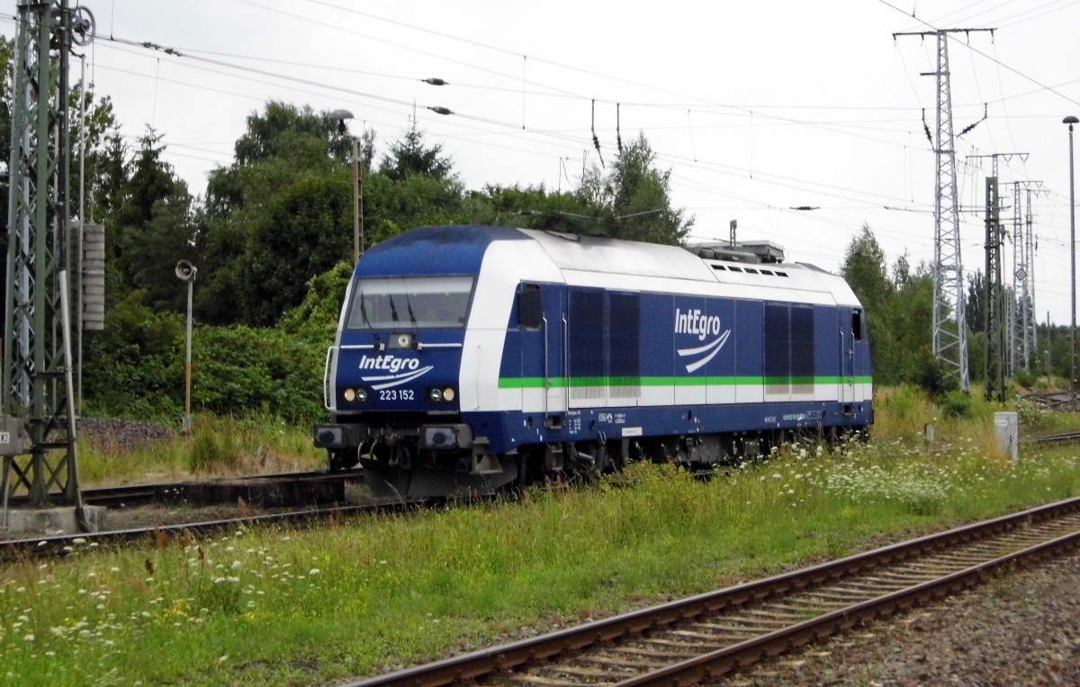 Am 22.07.2015 kam die  223 152 von der IntEgro (Press) aus Richtung Niedergörne   nach Stendal   .