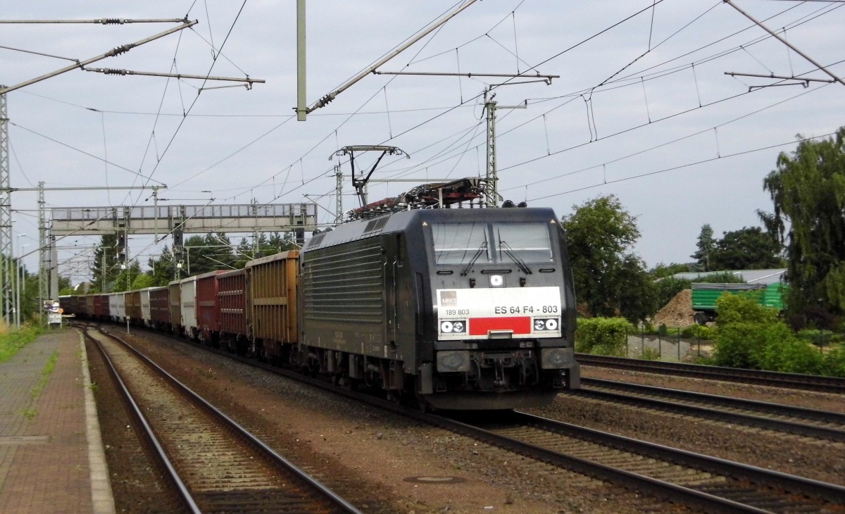 Am 23.07.2015 kam die 189 803 von der  MRCE dispolok  aus Richtung Braunschweig nach Niederndodeleben und fuhr weiter in Richtung Magdeburg .