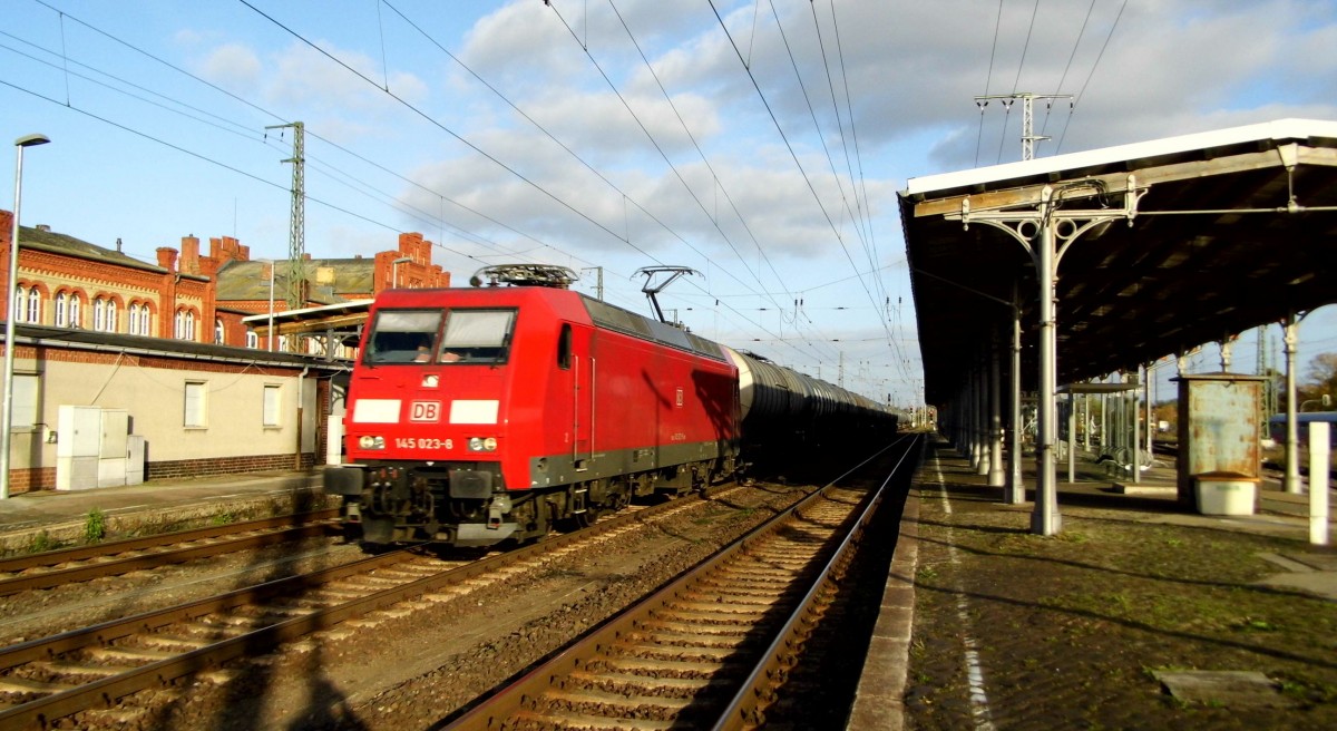 Am 23.10.2015 kam die 145 023-8 von DB Schenker aus Richtung Magdeburg nach Stendal und fuhr weiter in Richtung  Wittenberge .