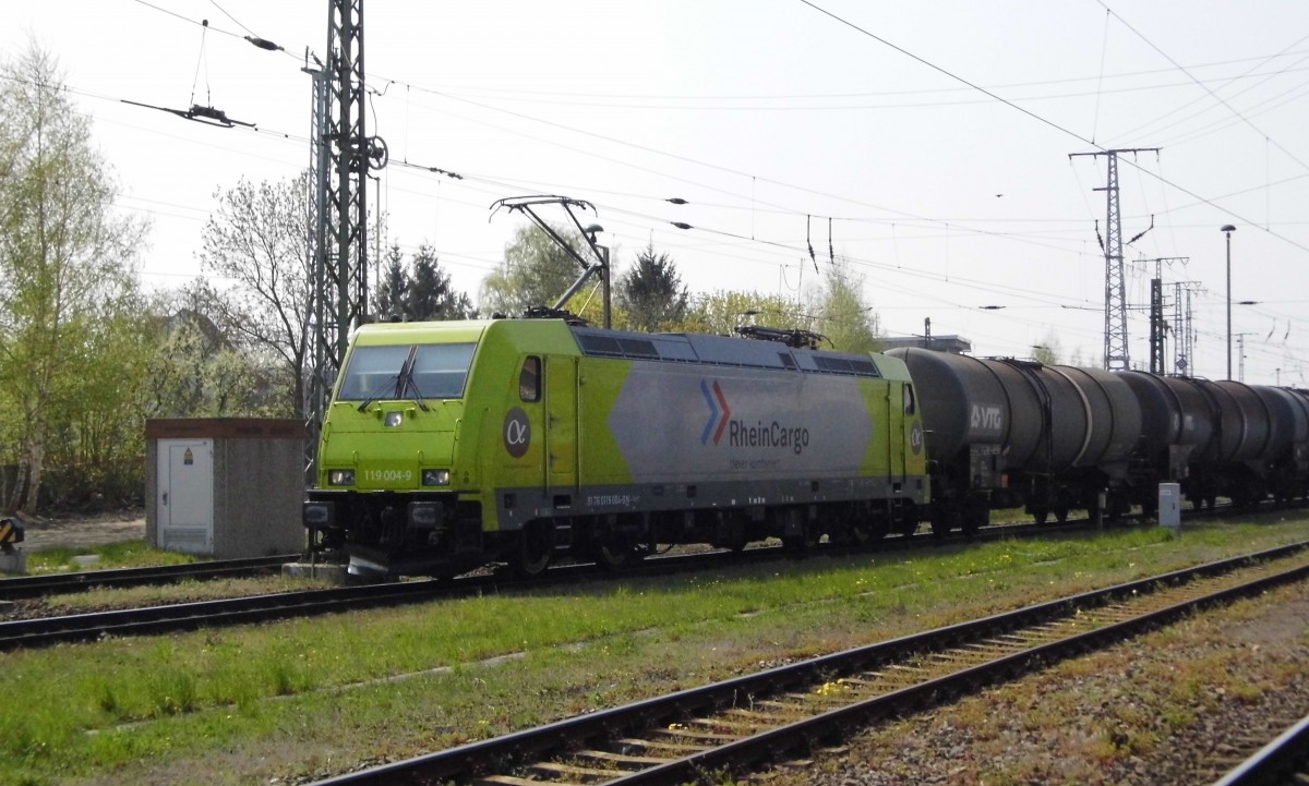 Am 24.04.2015 kam die 119 004-9 von der Rhein Cargo aus Richtung Salzwedel nach Stendal und fuhr weiter in Richtung Berlin .