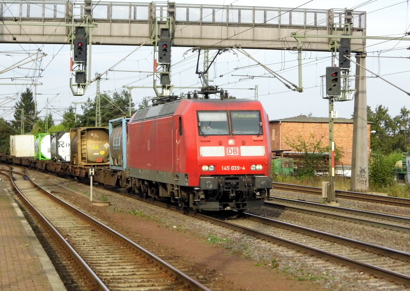 Am 24.09.2014 kam die 145 039-4 von der DB aus Richtung Braunschweig nach Niederndodeleben und fuhr weiter in Richtung Magdeburg . 